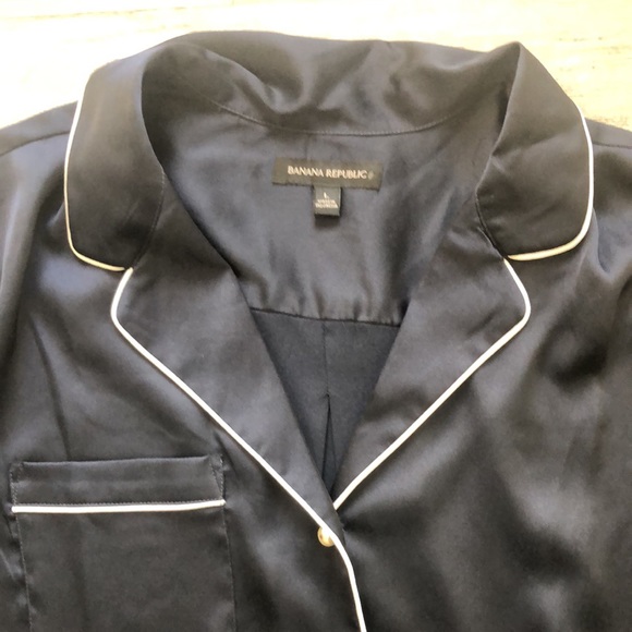 Banana republic silky blouse with pearl buttons - Picture 6 of 8